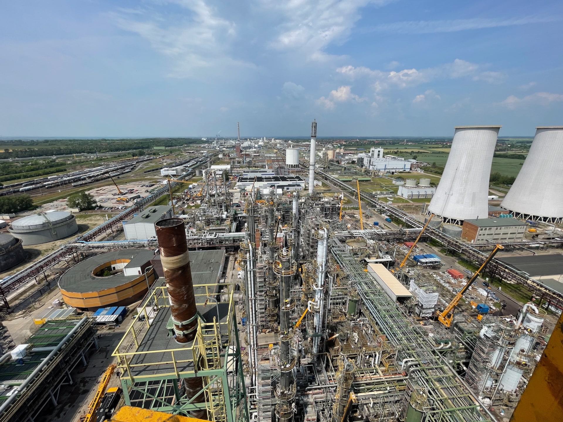 Chemiepark in Deutschland – Industriedienstleister sichern den Betrieb großer Anlagen