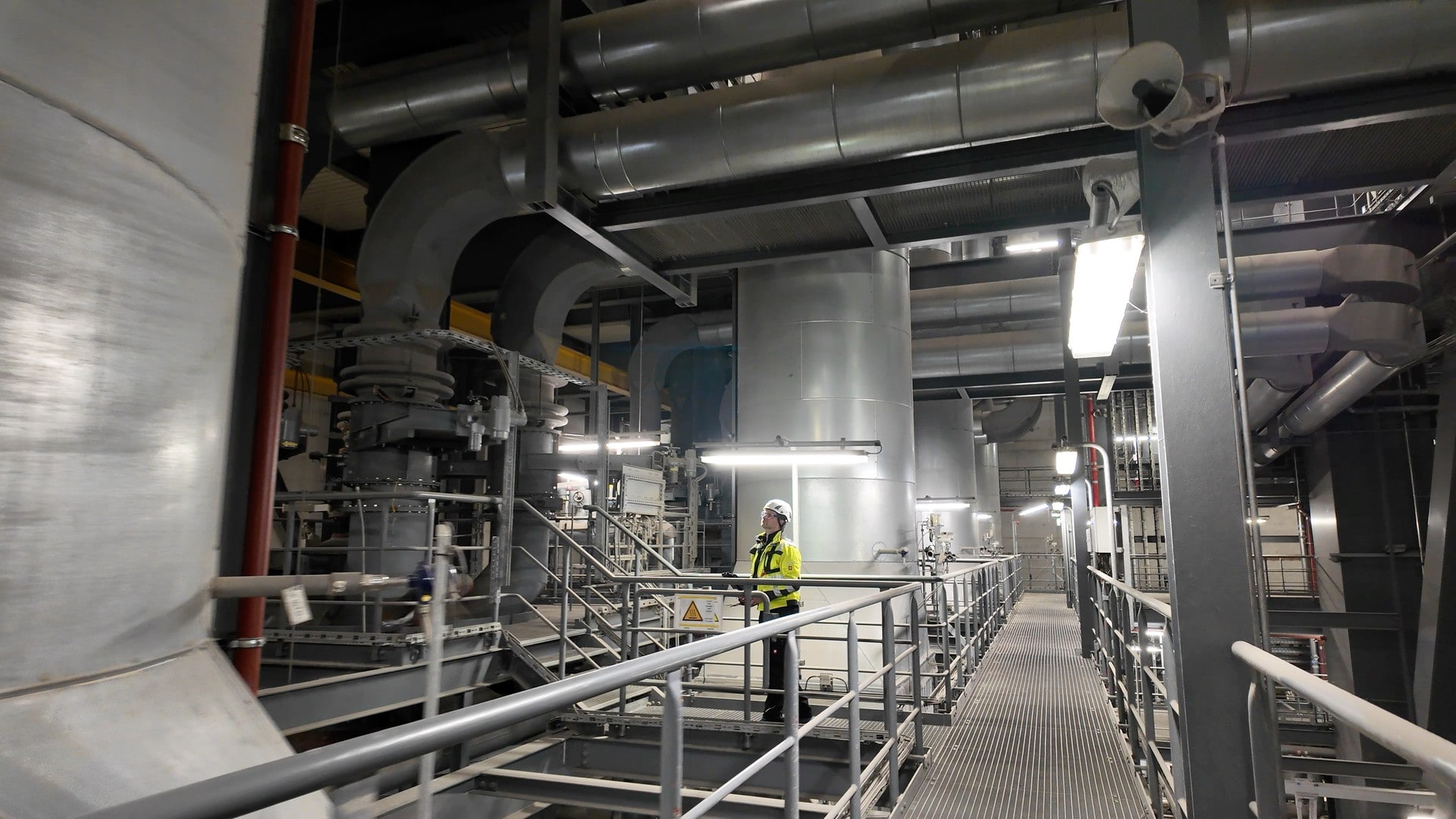 Drohnenpilot im Kesselhaus bei der Vorbereitung