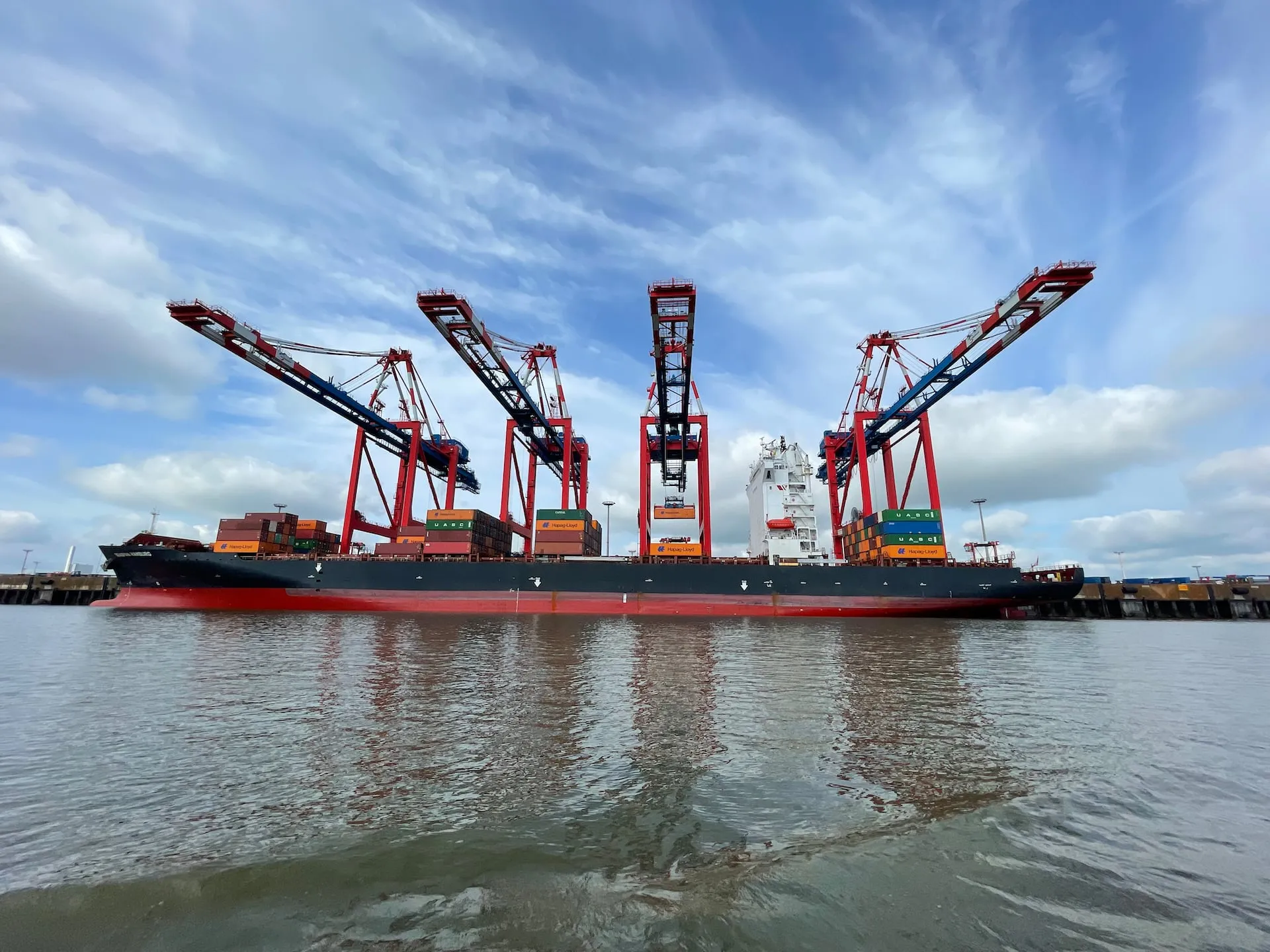 Hafen mit Kränen – Prüforganisationen und Klassifizierungsgesellschaften