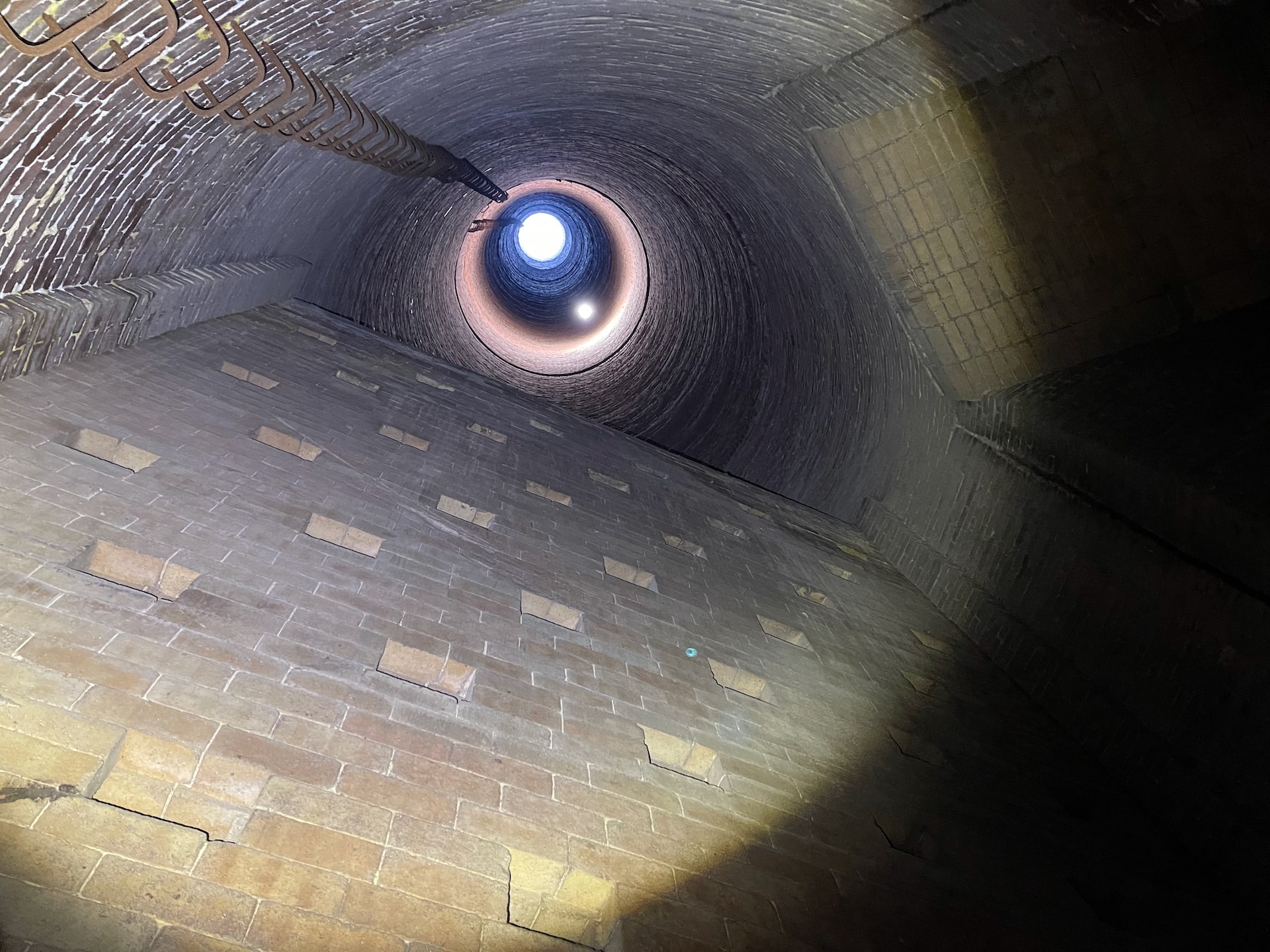Schornstein-Inneninspektion per Drohne – Blick nach oben in den Schornsteinkamin