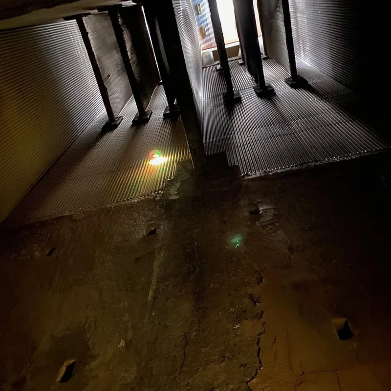 Drohne fliegt im Kraftwerkskessel