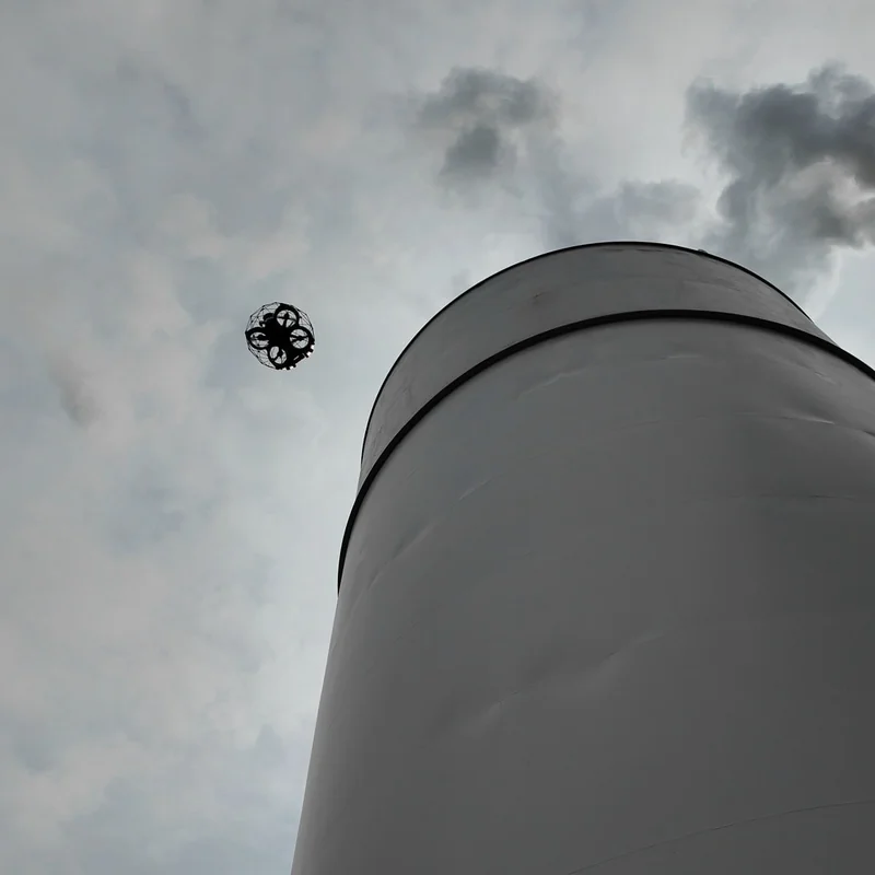 Flyability Elios fliegt am Tank