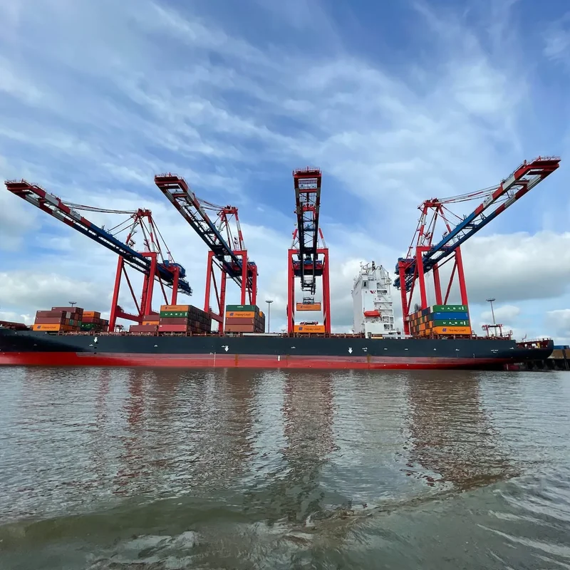 Hafen mit Kränen – maritime Drohneninspektion