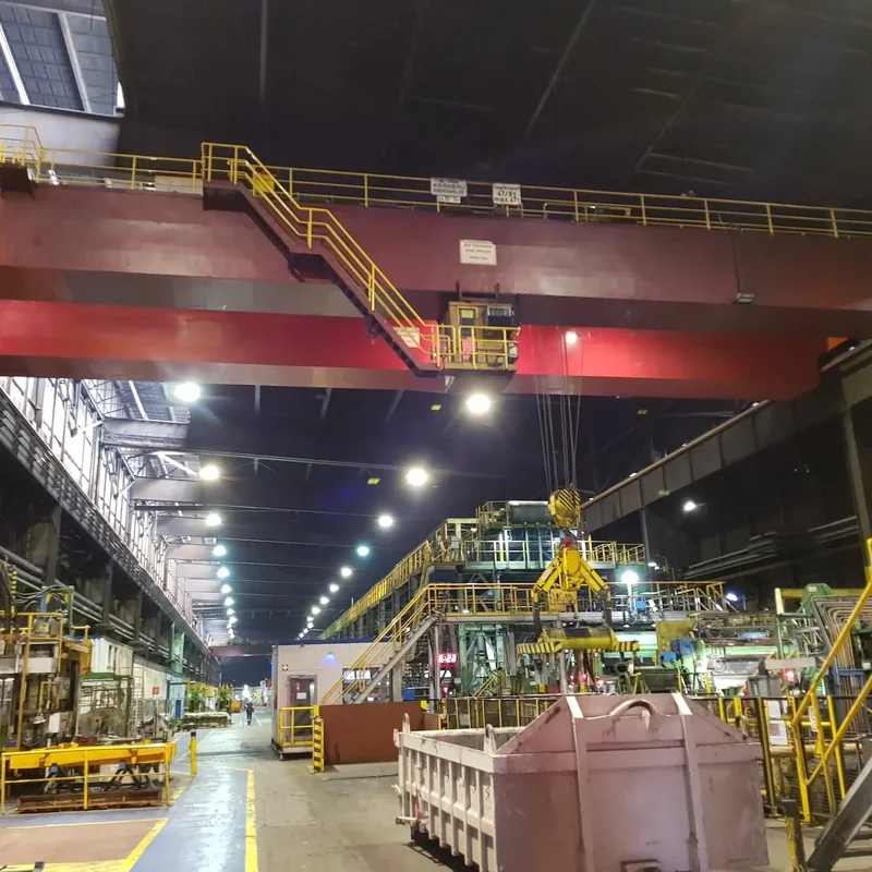 Drohnenpilot inspiziert Automotive-Produktionshalle