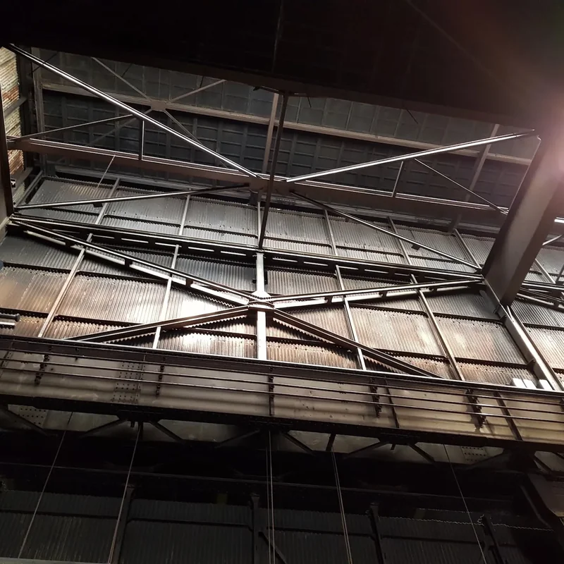 Drohneninspektion im Stahlwerk – Produktionshalle