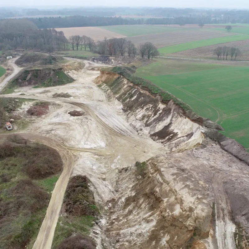 Drohne bei der Vermessung einer Sandgrube im Bergbau