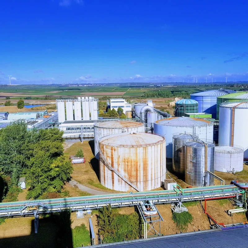 Tankfarm-Inspektion – Lagertanks einer Industrieanlage