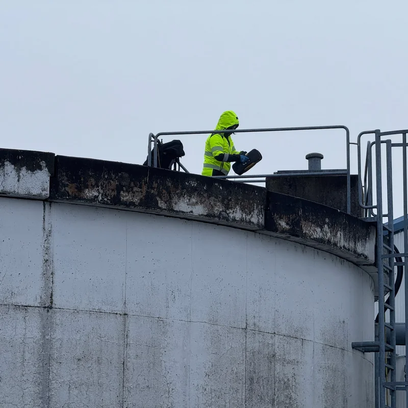 Juliana Engelke bei der Inspektion eines Betonwassertanks