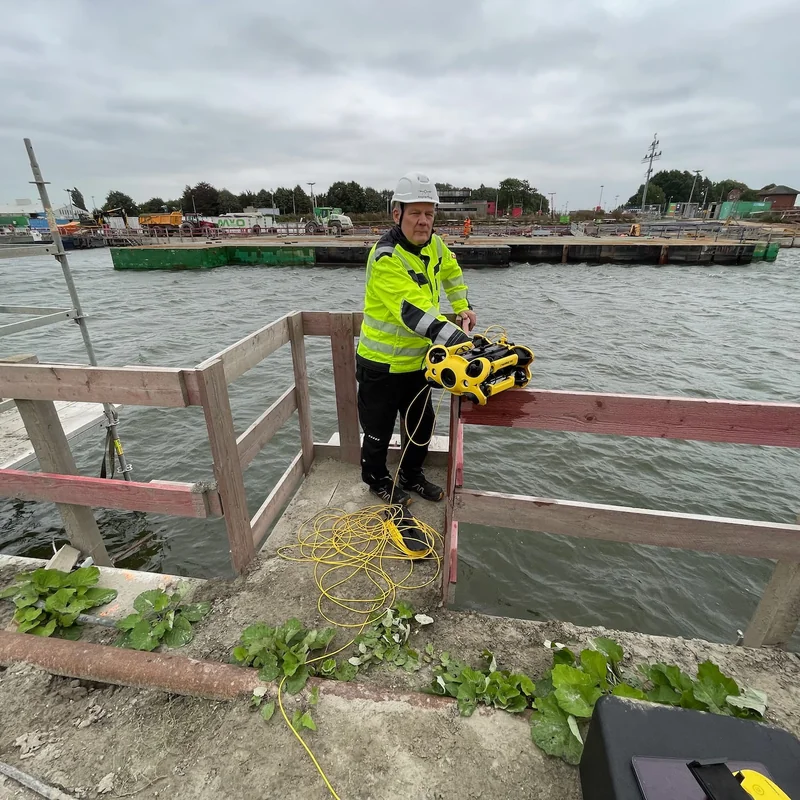 Unterwasserdrohne bei der Schleuseninspektion