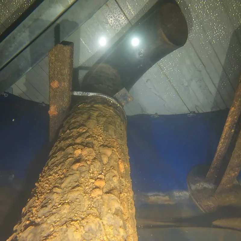 Stark korrodierte Leitung im Sprinklertank