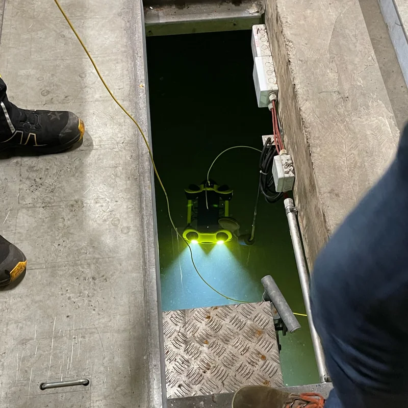 Unterwasserdrohne im Beton-Sprinklertank