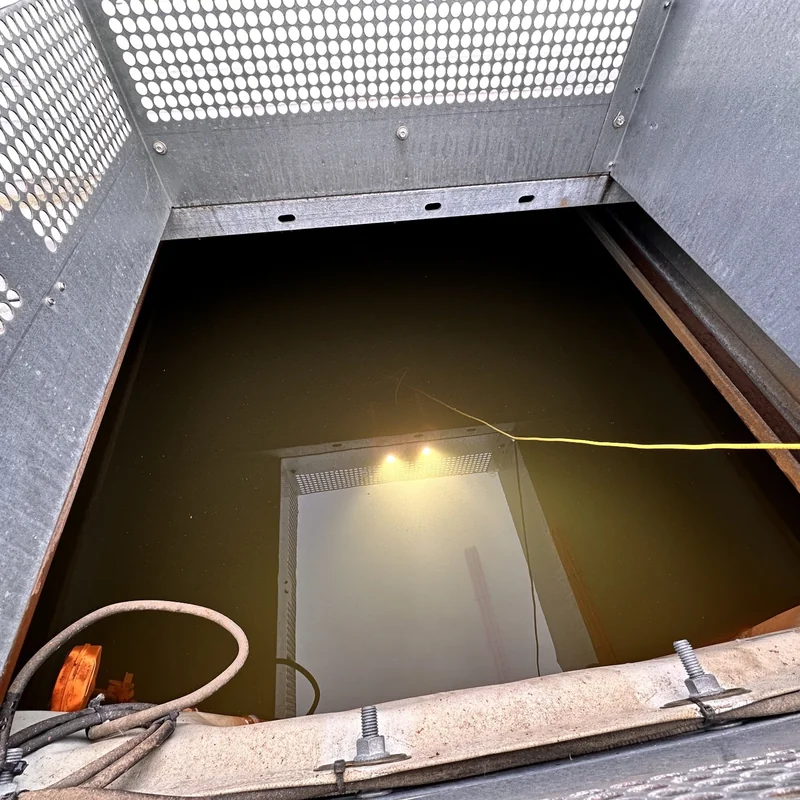 ROV-Drohne im Sprinklertank mit extrem schlechter Wasserqualität