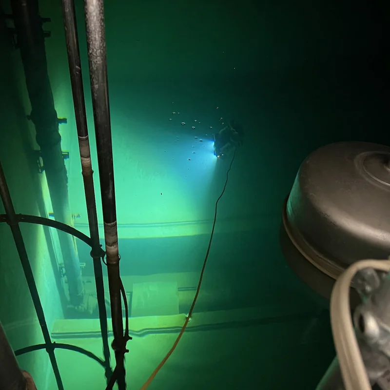 Unterwasserdrohne inspiziert Pumpensumpf eines Sprinklertanks