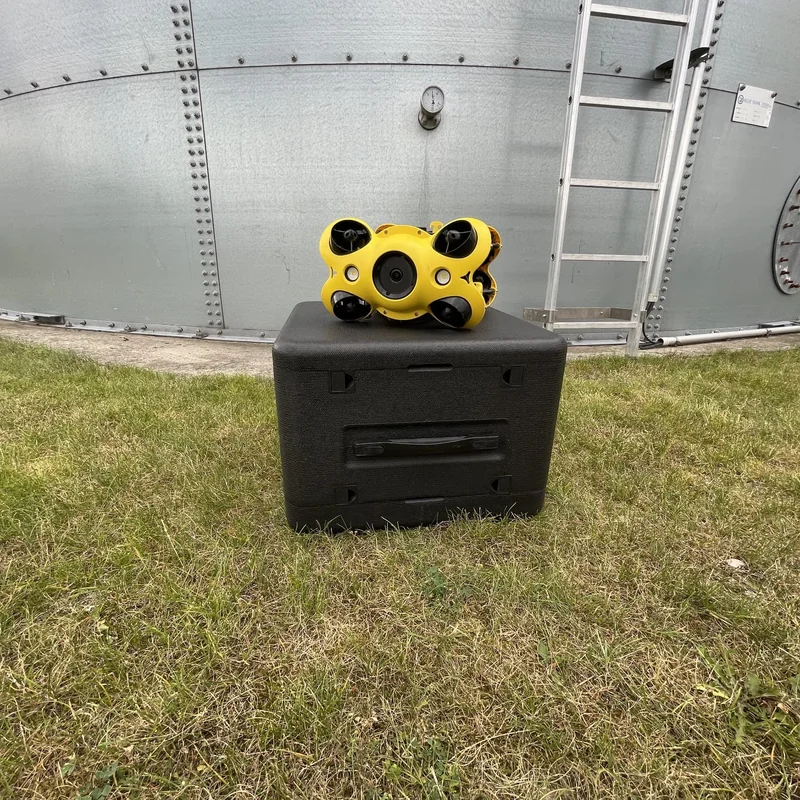 Unterwasserdrohne vor dem Sprinklertank