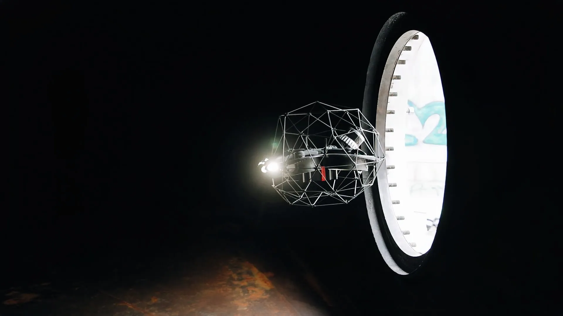 Flyability ELIOS 3 innendørs droneinsepsjon i industriell tank