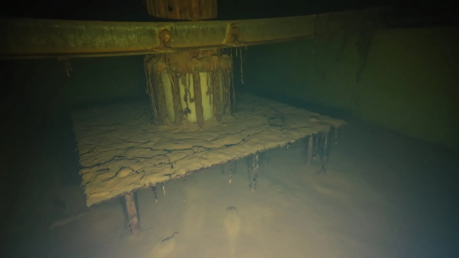 Anti-swirl plate with silt deposits &ndash; ROV finding
